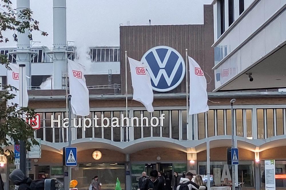 Wolfsburg Hbf mit VW-Werk im Hintergrund (Archiv)