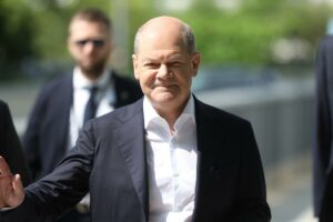 Olaf Scholz mit Personenschützer im Hintergrund (Archiv)