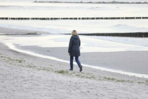 Eine Frau alleine am Strand (Archiv)