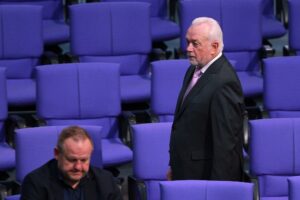 Wolfgang Kubicki läuft am AfD-Abgeordneten Kay-Uwe Ziegler vorbei