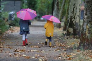 Zwei Kleinkinder bei Herbstanfang am 09.09.2024