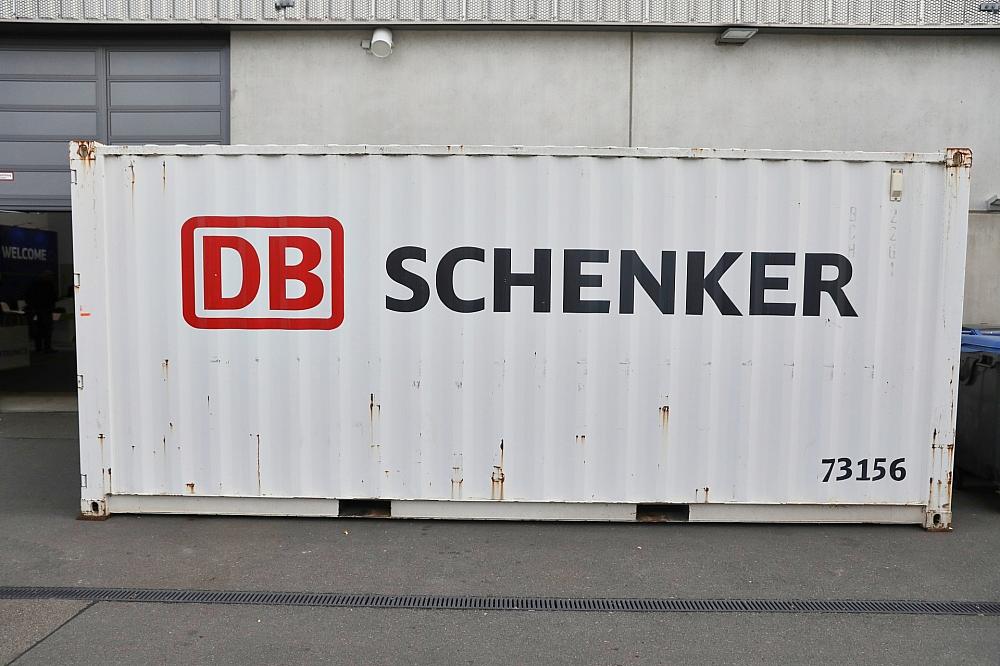 Container mit Logo von DB Schenker am 27.09.2024