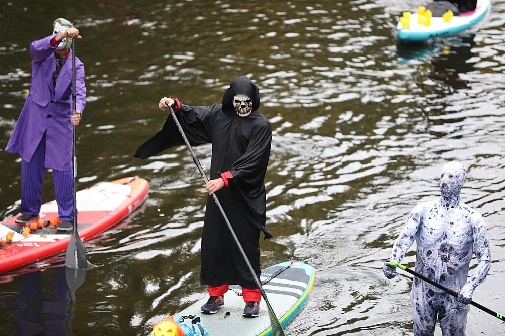 Menschen in Halloween-Verkleidung beim Paddeln (Archiv)