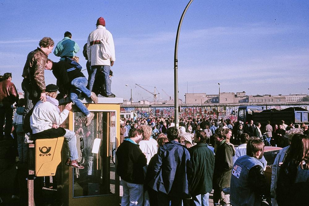 Menschen vor der Berliner Mauer (Archiv)