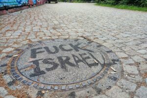 Graffiti mit dem Schriftzug "Fuck Israel" auf einem Gullideckel (Archiv)