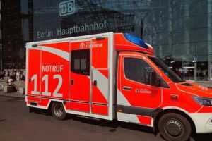 Rettungswagen vor Berliner Hauptbahnhof (Archiv)