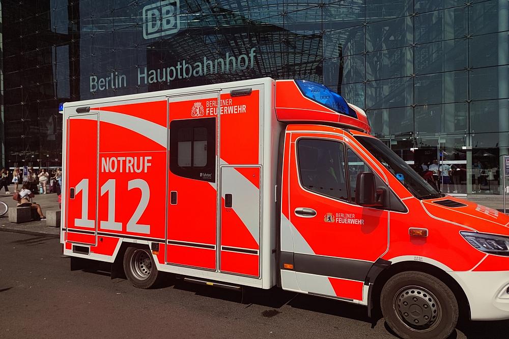 Rettungswagen vor Berliner Hauptbahnhof (Archiv)