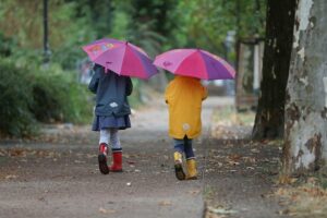 Zwei Kleinkinder bei Herbstanfang (Archiv)