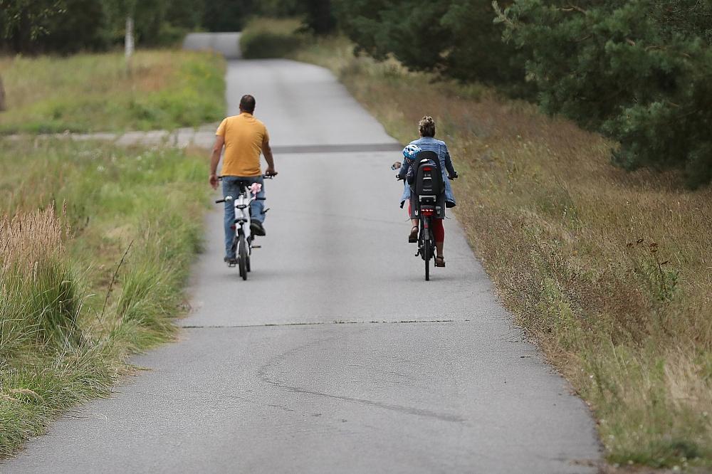 Mann und Frau auf Fahrrad (Archiv)