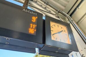 Anzeigetafel an einem Bahnhof (Archiv)