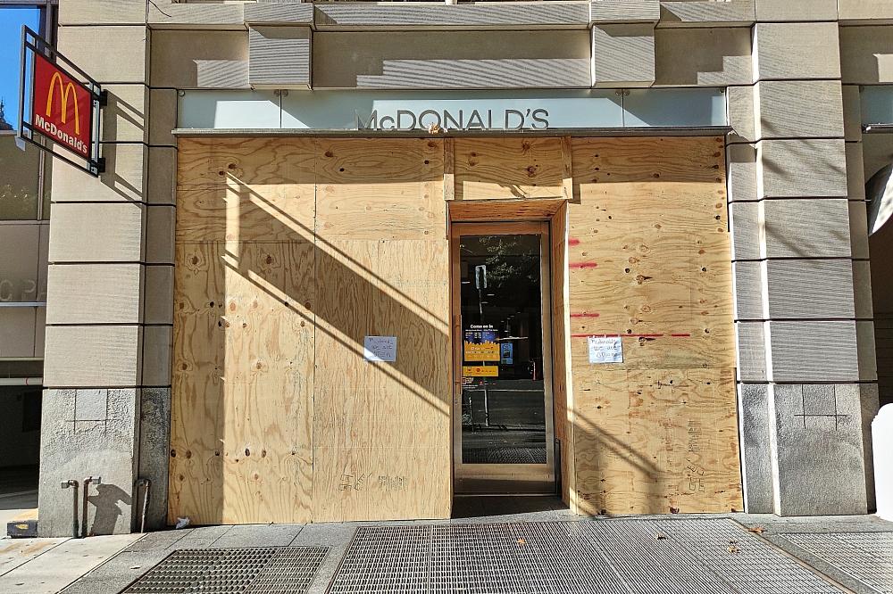 Verrammelter McDonald`s aus Sorge vor Randale bei der US-Wahl am 05.11.2024