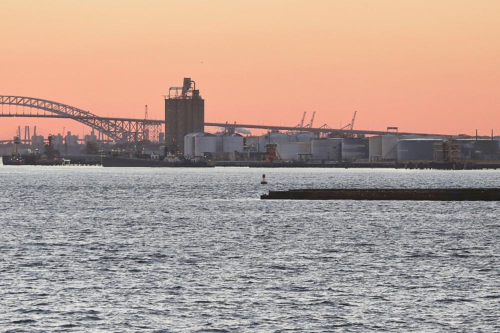 Industrieanlagen im Hafen von New York mit Öltanks (Archiv)