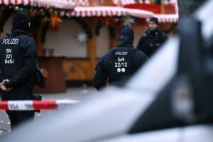 Polizisten nach Anschlag auf Magdeburger Weihnachtsmarkt am 21.12.2024