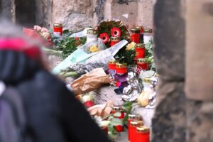 Blumen nach Anschlag auf Magdeburger Weihnachtsmarkt