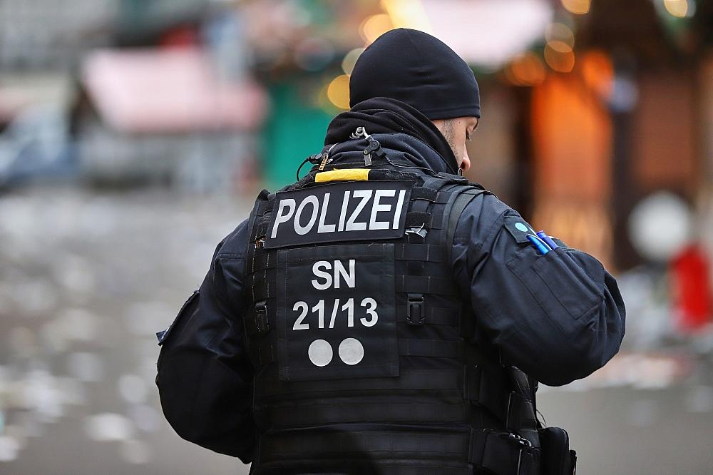 Polizei am Tatort nach Anschlag auf Magdeburger Weihnachtsmarkt am 21.12.2024