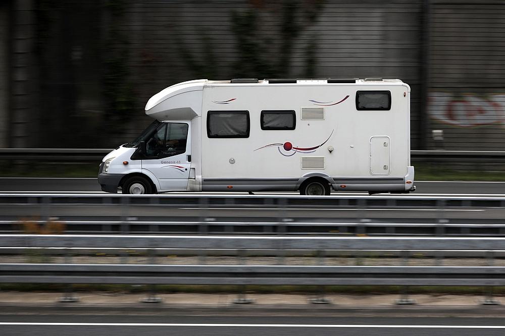 Wohnmobil auf einer Autobahn (Archiv)