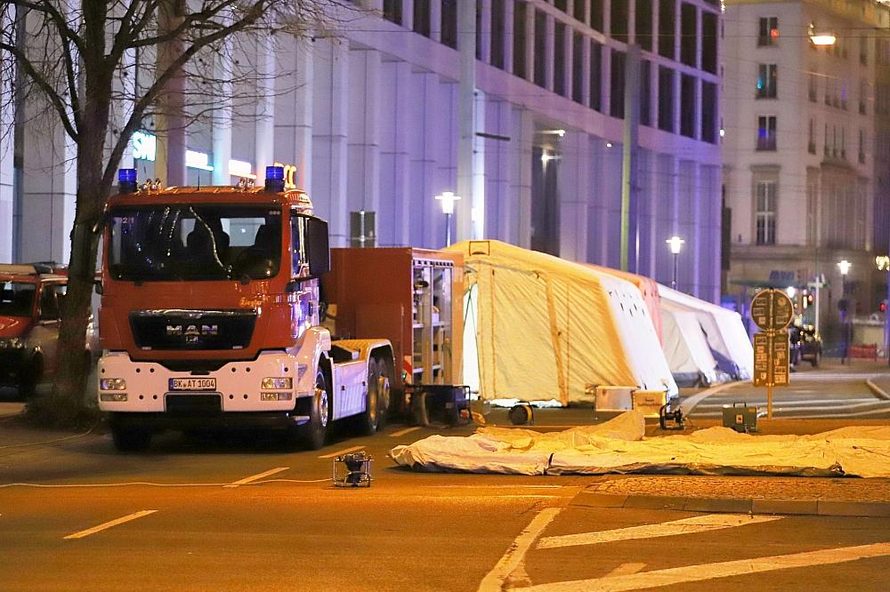 Auto rast auf Magdeburger Weihnachtsmarkt in Menschenmenge (Archiv)