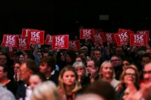 Delegierte auf SPD-Parteitag werben für 15 Euro Mindestlohn am 11.01.2025