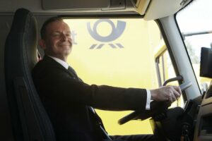 Volker Wissing in einem Post-LKW (Archiv)