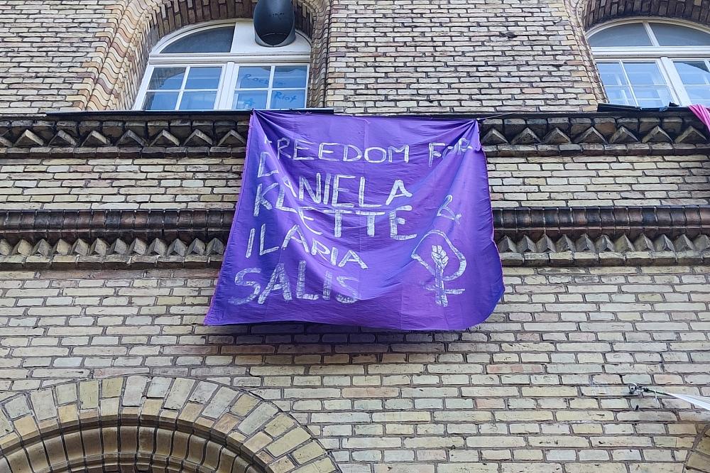 Banner mit Forderung nach Freilassung von Daniela Klette und Ilaria Salis (Archiv)