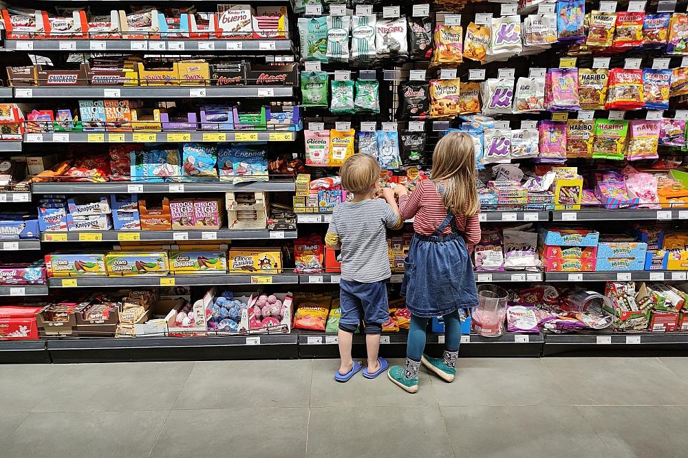 Kinder in einem Supermarkt (Archiv)