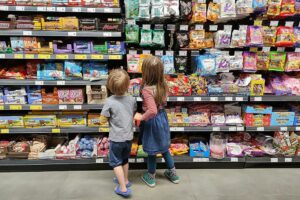 Kinder in einem Supermarkt (Archiv)