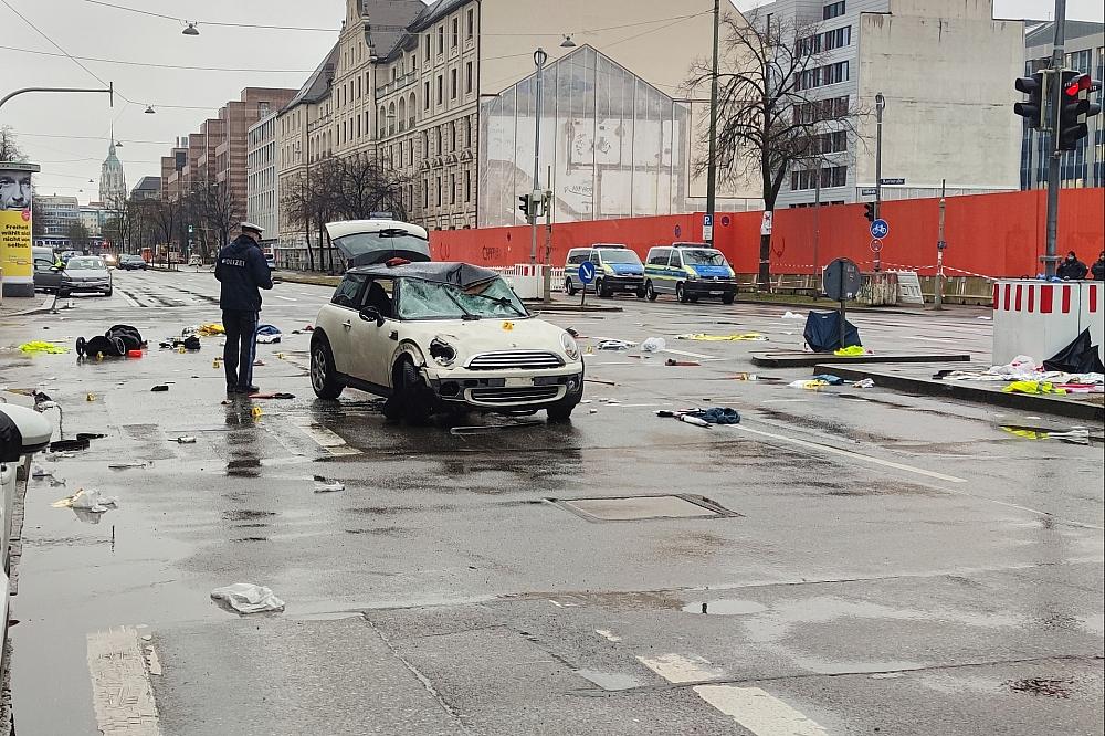 Auto fährt in München in Menschenmenge am 13.02.2025