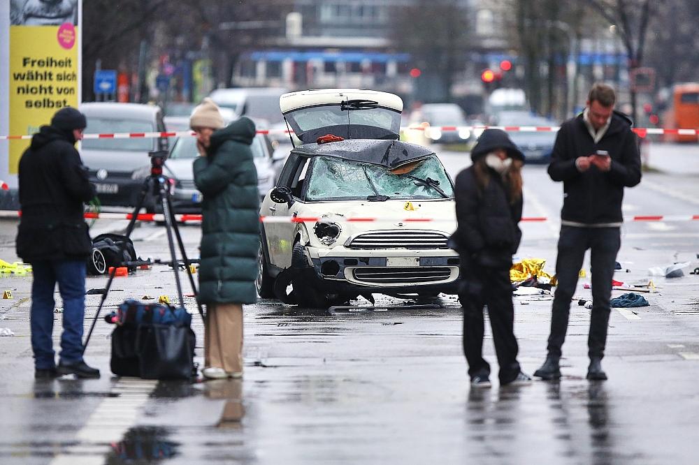 Auto fährt in München in Menschenmenge am 13.02.2025