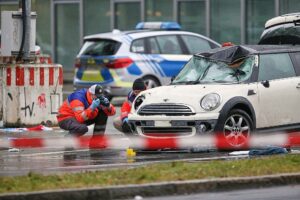 Auto fährt in München in Menschenmenge (Archiv)