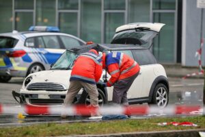 Auto fährt in München in Menschenmenge am 13.02.2025