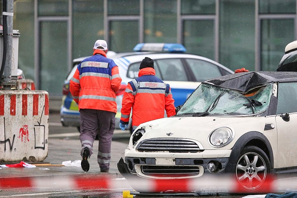 Auto fährt in München in Menschenmenge (Archiv)