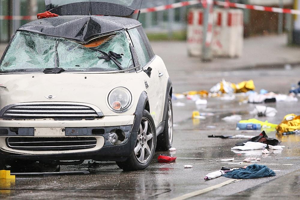 Auto fährt in München in Menschenmenge am 13.02.2025