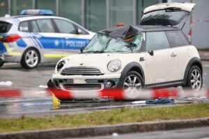 Auto fährt in München in Menschenmenge am 13.02.2025