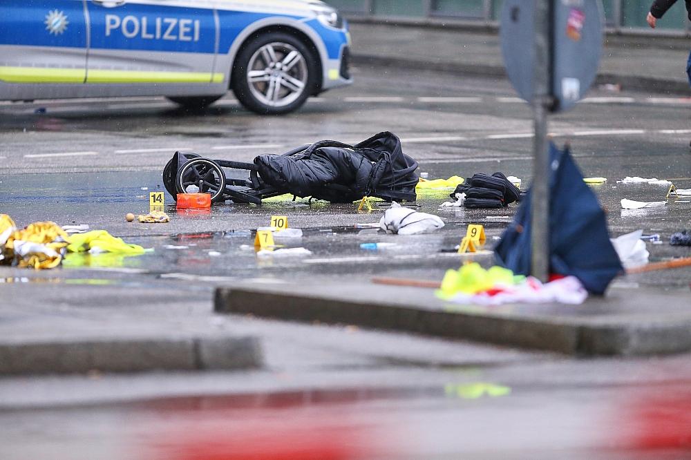 Auto fährt in München in Menschenmenge am 13.02.2025