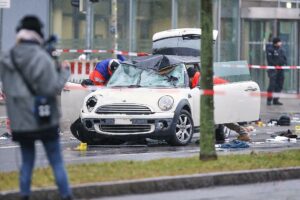 Auto fährt in München in Menschenmenge am 13.02.2025