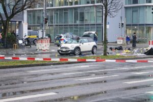 Auto fährt in München in Menschenmenge am 13.02.2025