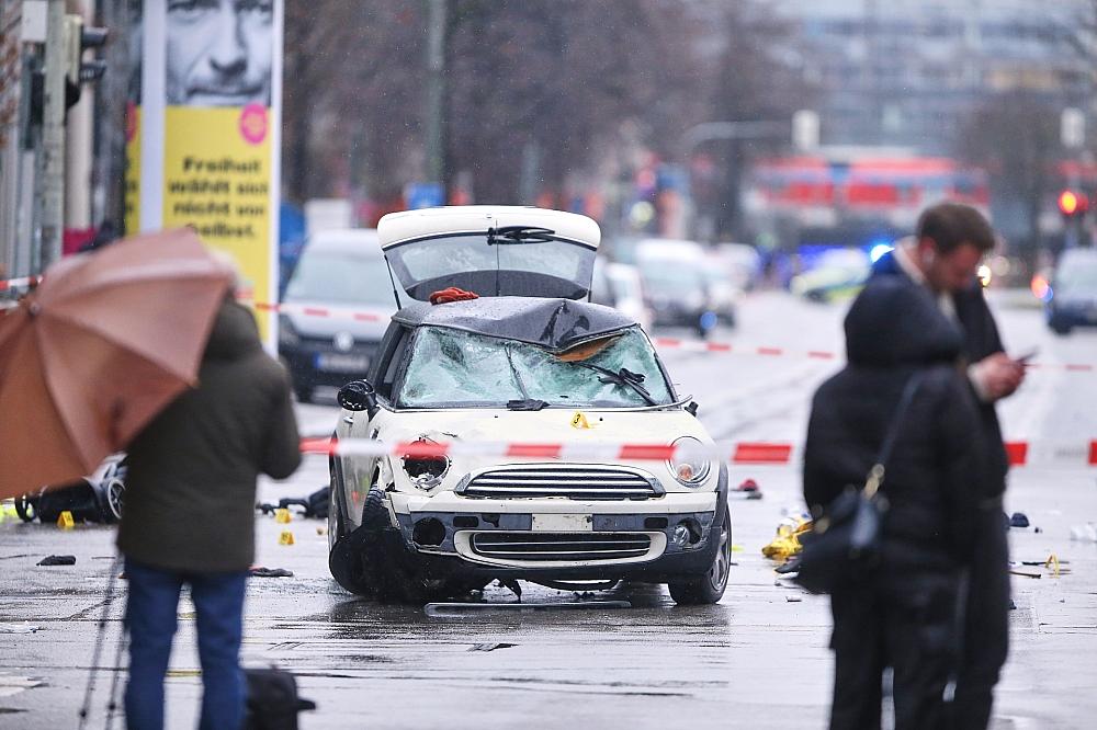 Auto fährt in München in Menschenmenge am 13.02.2025