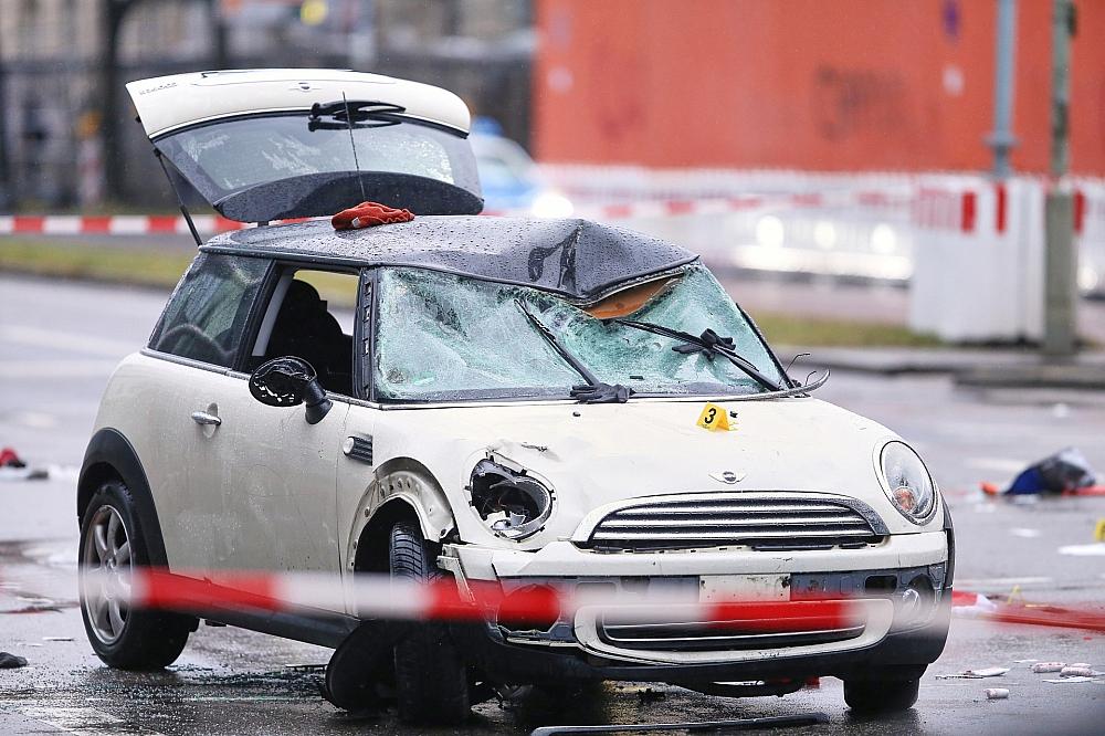 Auto fährt in München in Menschenmenge am 13.02.2025