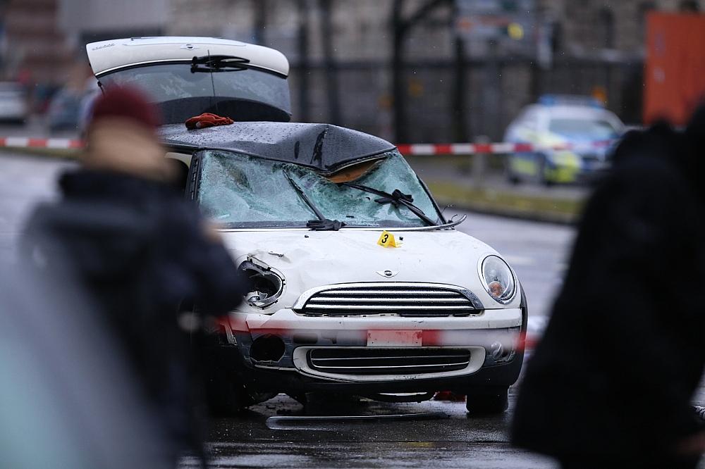 Auto fährt in München in Menschenmenge (Archiv)