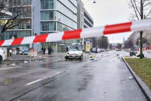 Auto fährt in München in Menschenmenge am 13.02.2025