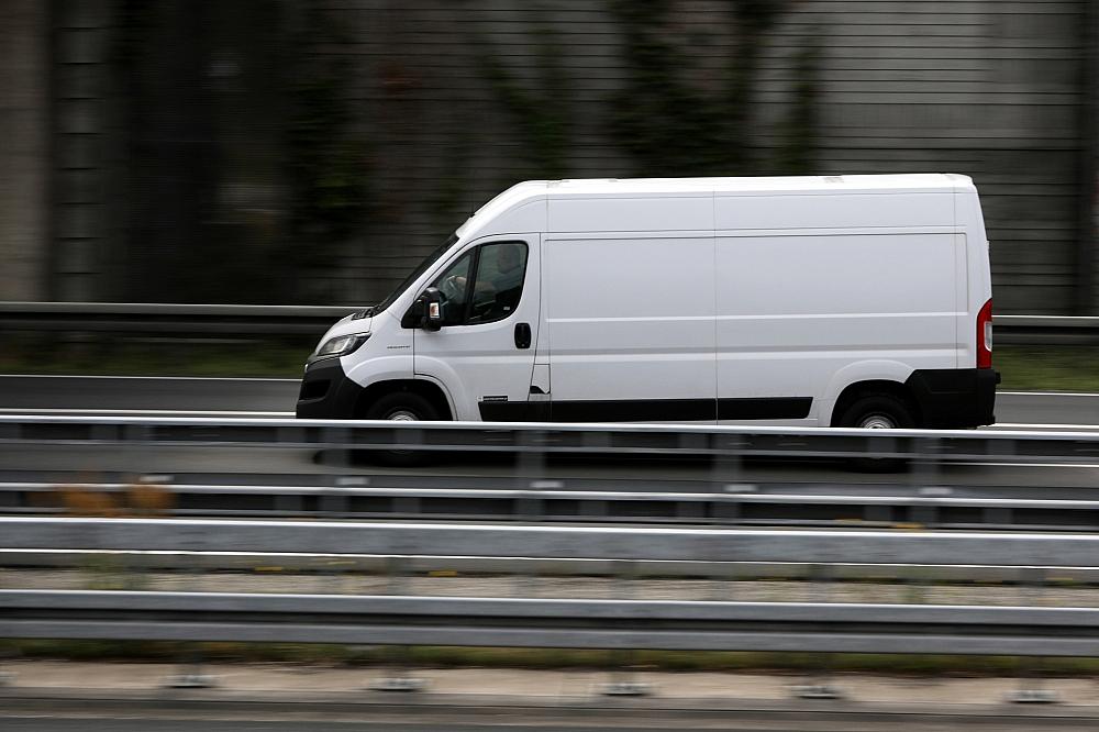 Transporter auf einer Autobahn (Archiv)