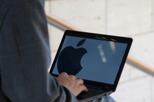 Apple-Logo auf einem Computer (Archiv)
