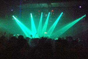 Tanzende in einem Techno-Club (Archiv)