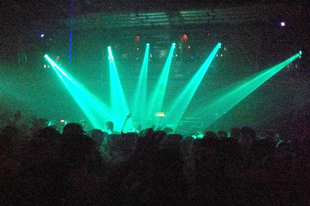 Tanzende in einem Techno-Club (Archiv)
