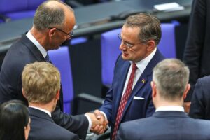 Friedrich Merz bekommt Glückwünsche von Tino Chrupalla am 06.05.2025