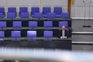 Friedrich Merz alleine auf der Regierungsbank am 06.05.2025