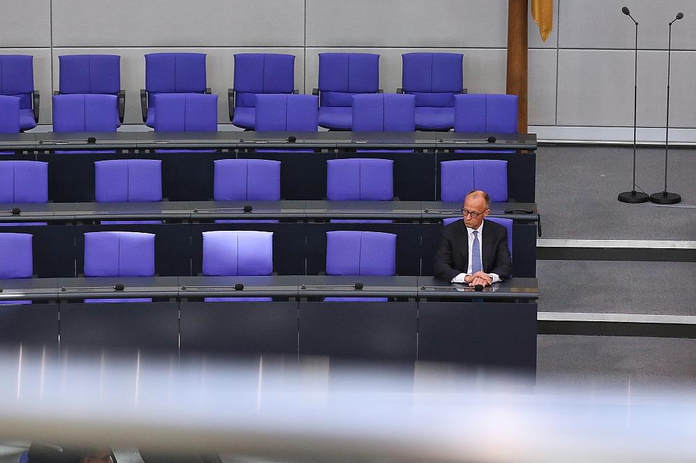 Friedrich Merz alleine auf der Regierungsbank am 06.05.2025