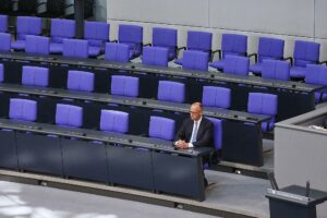 Friedrich Merz alleine auf der Regierungsbank am 06.05.2025