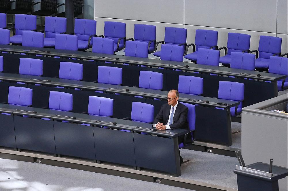 Friedrich Merz alleine auf der Regierungsbank am 06.05.2025