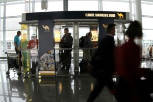Raucherbox in einem Flughafen (Archiv)
